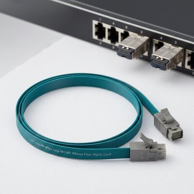 کابل پچ فیبر نوری MT-MT کم اتلاف با طراحی نوع روبانی برای ماژول‌های نوری موازی QSFP28 و سایر ماژول‌های نوری موازی